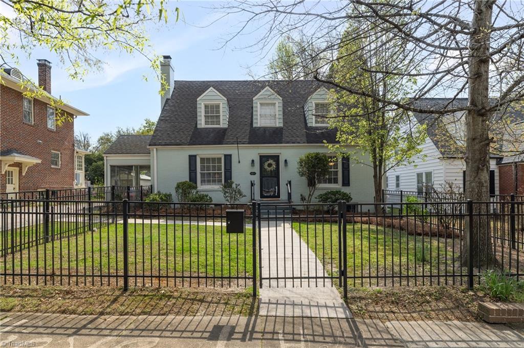 1811 W Friendly Avenue — photo