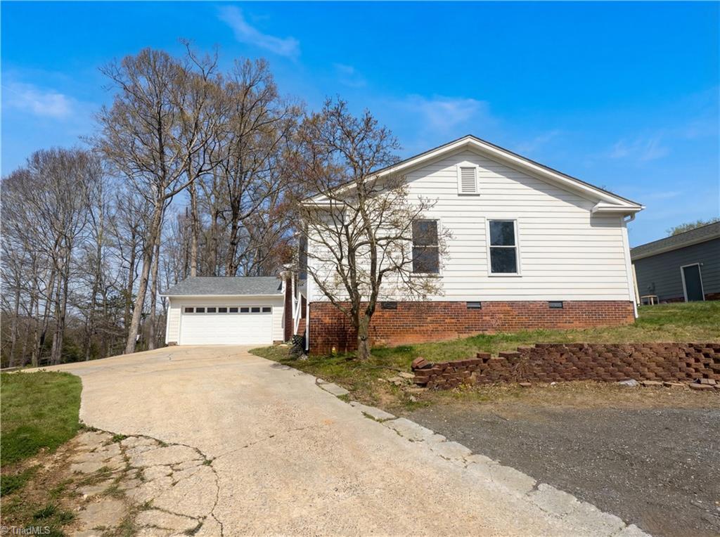 1495 Peace Haven Road — photo