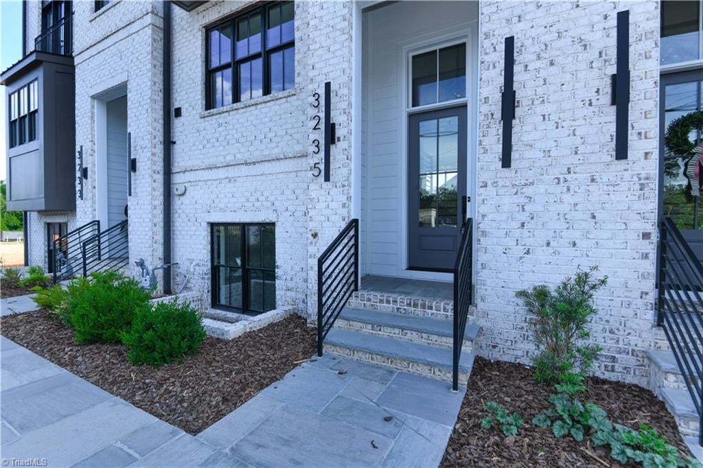 3235 W Friendly Avenue — photo