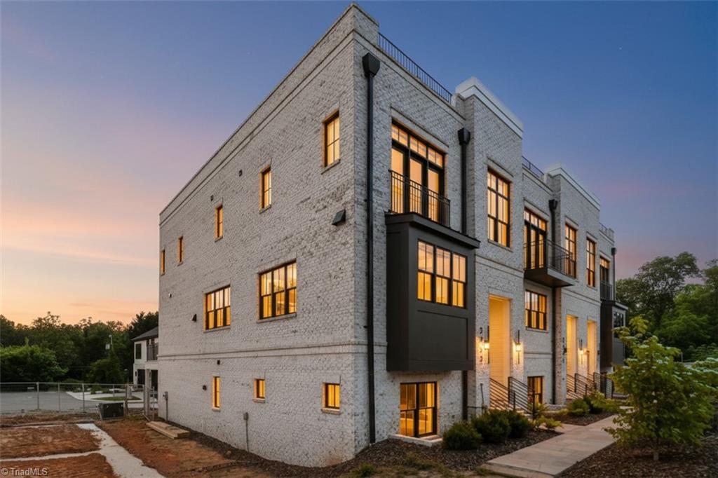 3233 W Friendly Avenue — photo