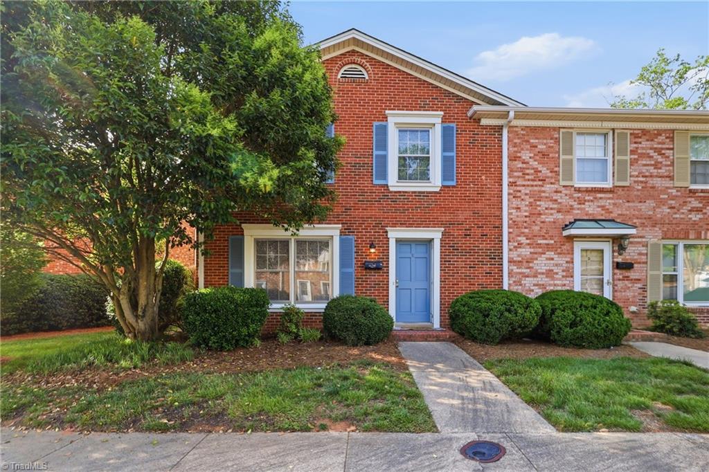3204 Regents Park Lane E — photo