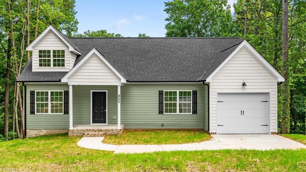 655 Woodland Circle — photo