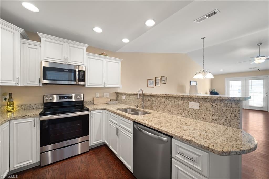 204 Oak Ridge Drive — photo