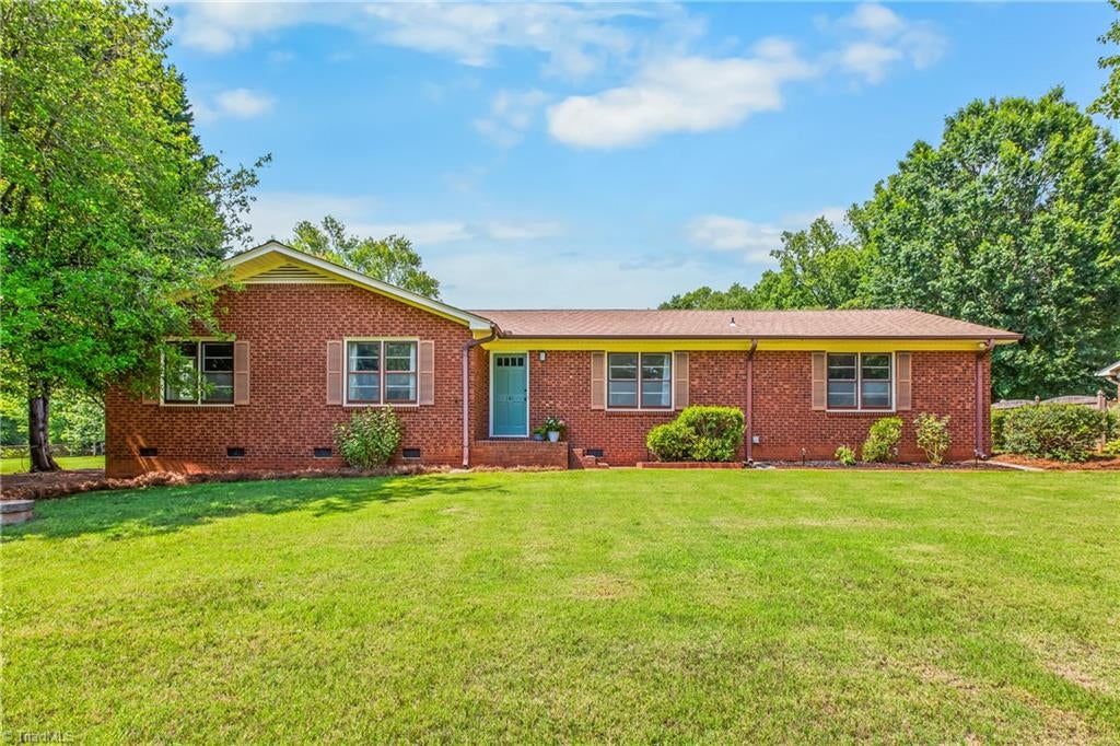 141 Pinelawn Drive — photo
