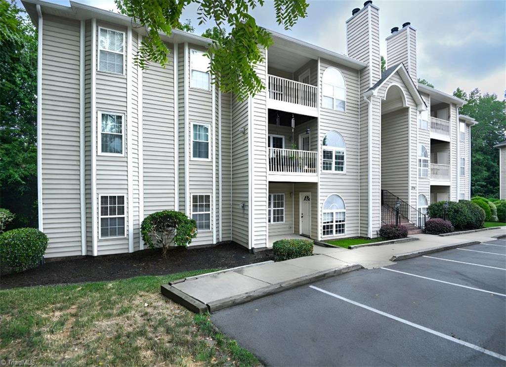 6704 W Friendly Avenue 4D — photo