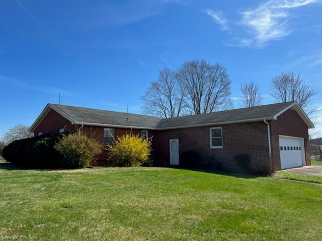 4445 E Pine Street, Mount Airy, NC 27030 — photo 3