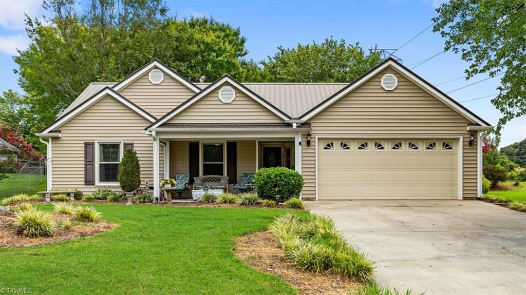 4104 Chinaberry Court — photo