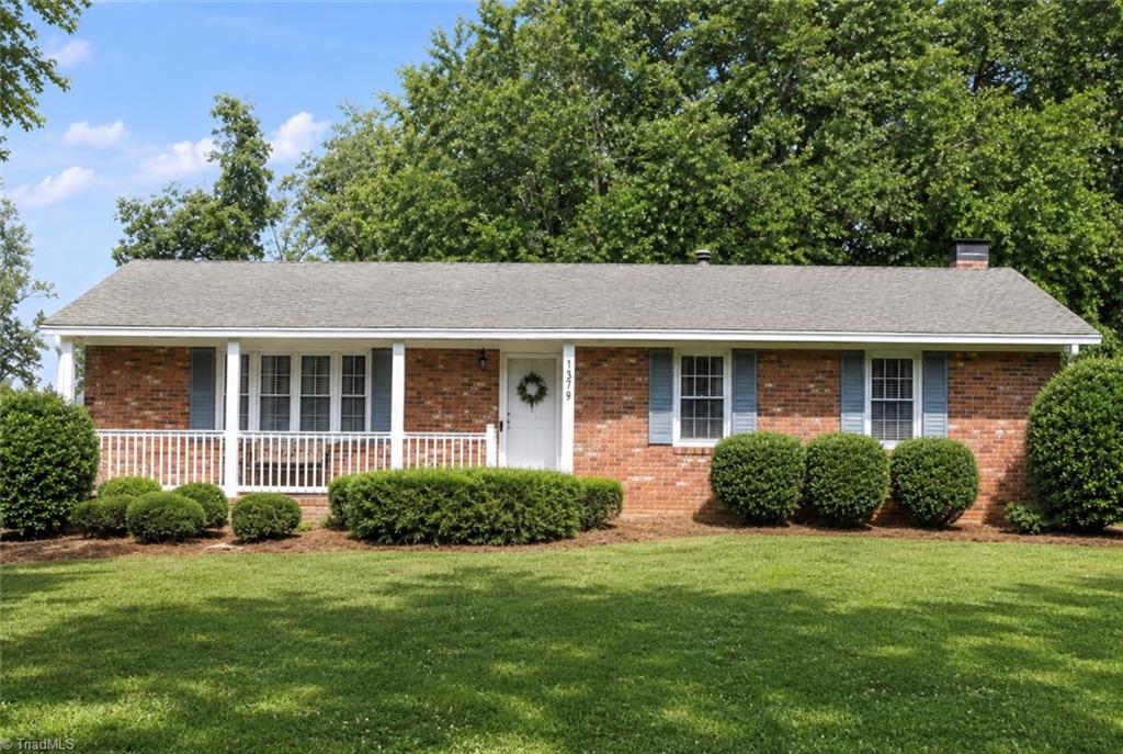 1379 Lynndale Drive — photo
