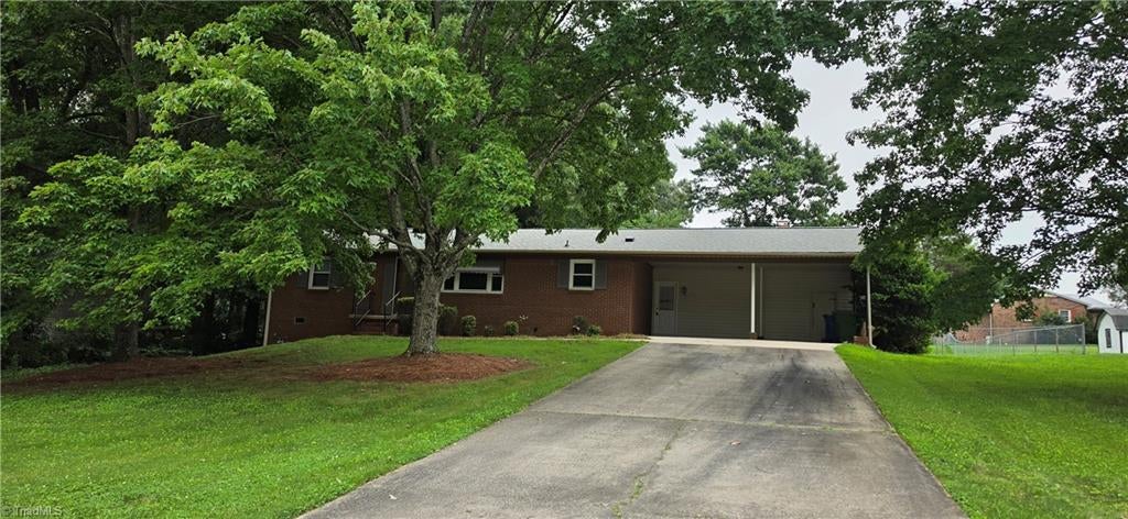 435 Lakecrest Drive — photo