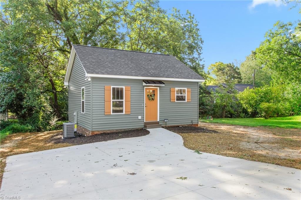 1305 E Willowbrook Drive — photo