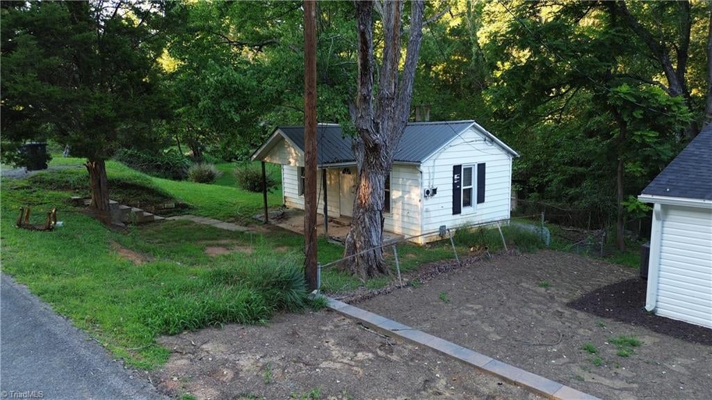 129 Old Linville Road — photo