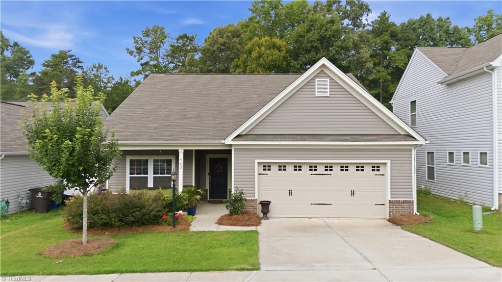 562 Freeport Court — photo