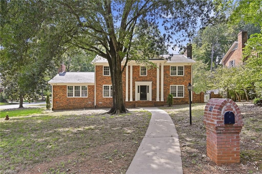 33 Kemp Road E — photo