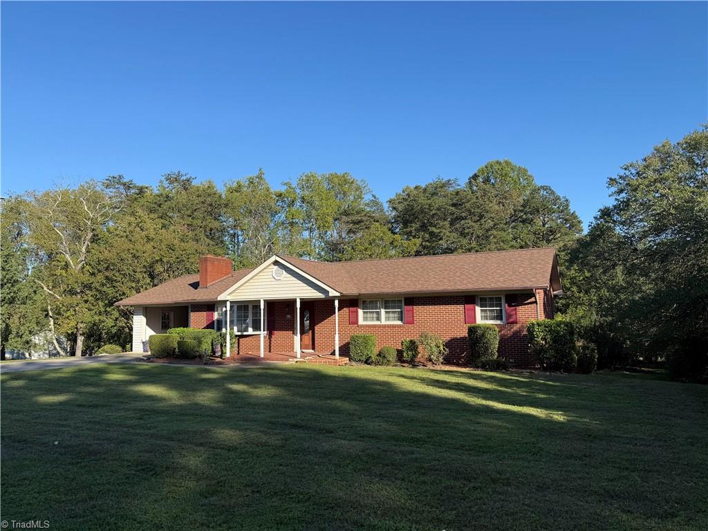 405 E Devon Drive, Mount Airy, NC 27030 — photo 2