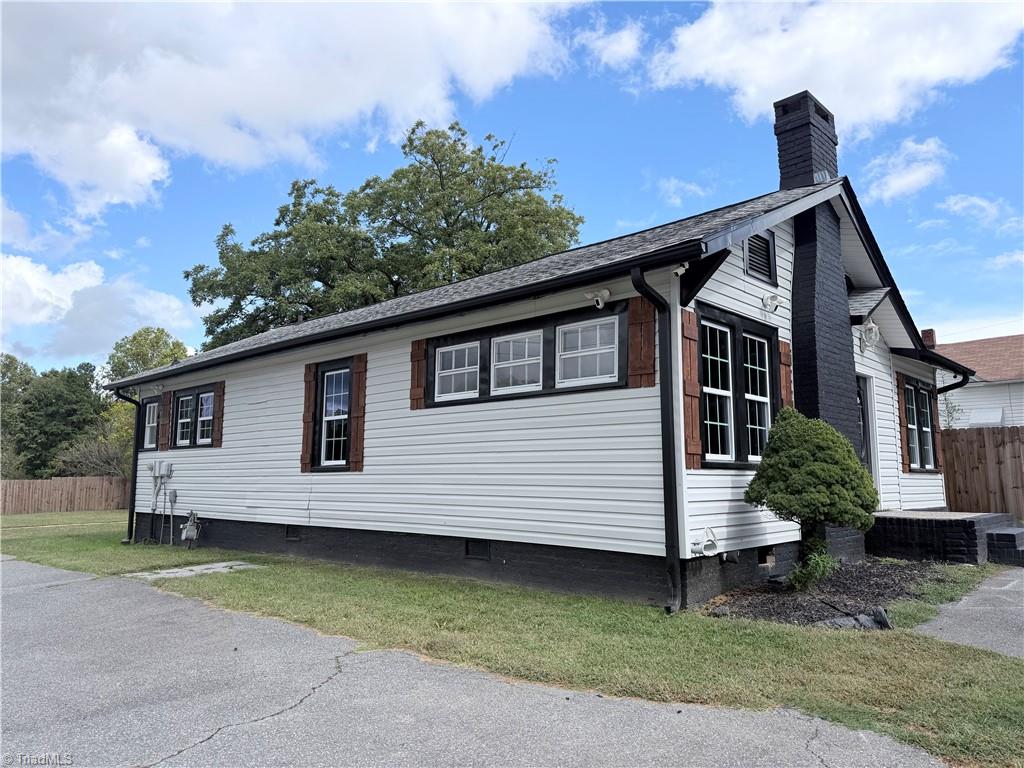 2914 W English Road — photo