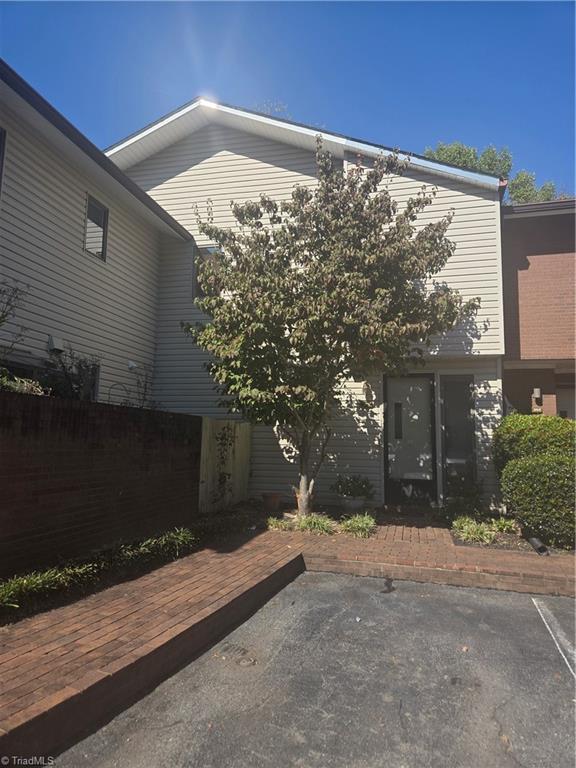 203 Forest View Court — photo