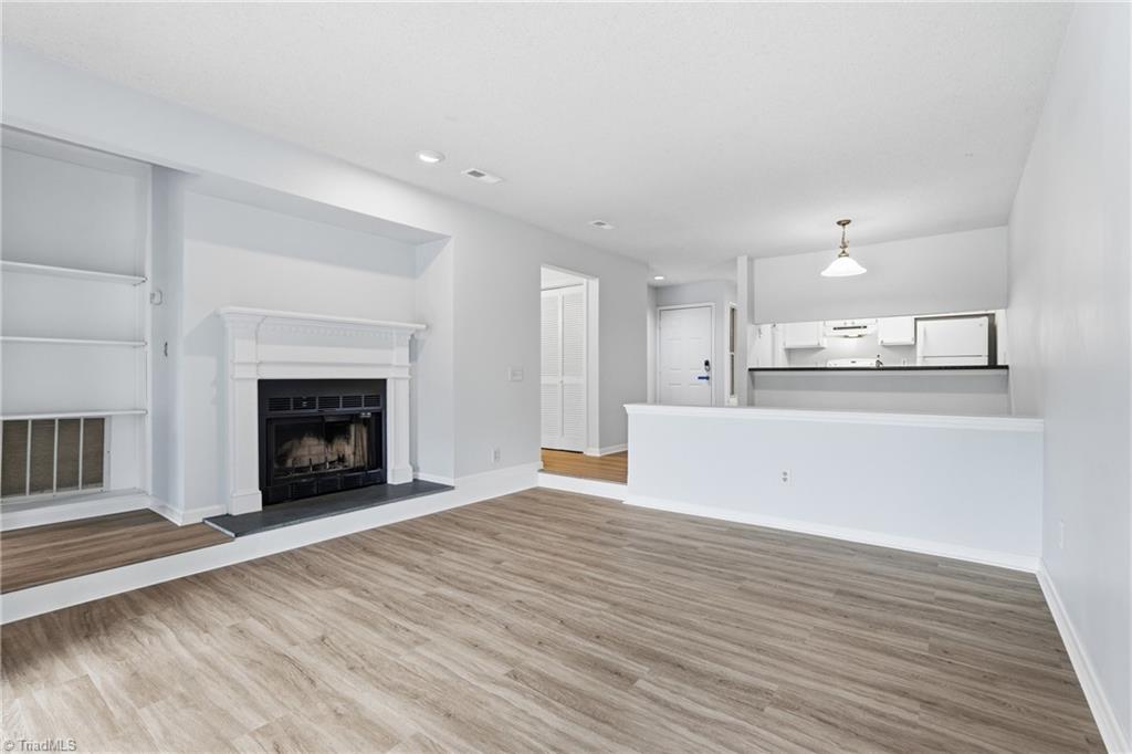 239 Oakwood Court — photo