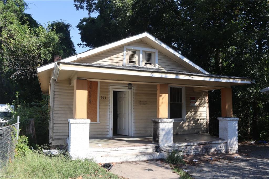 911 Holloway Street — photo
