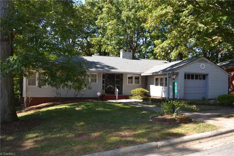 208 Hillcrest Drive — photo