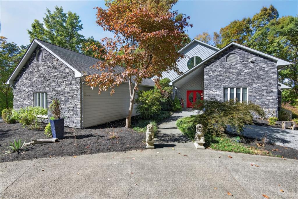 1740 Foxcliff Drive — photo