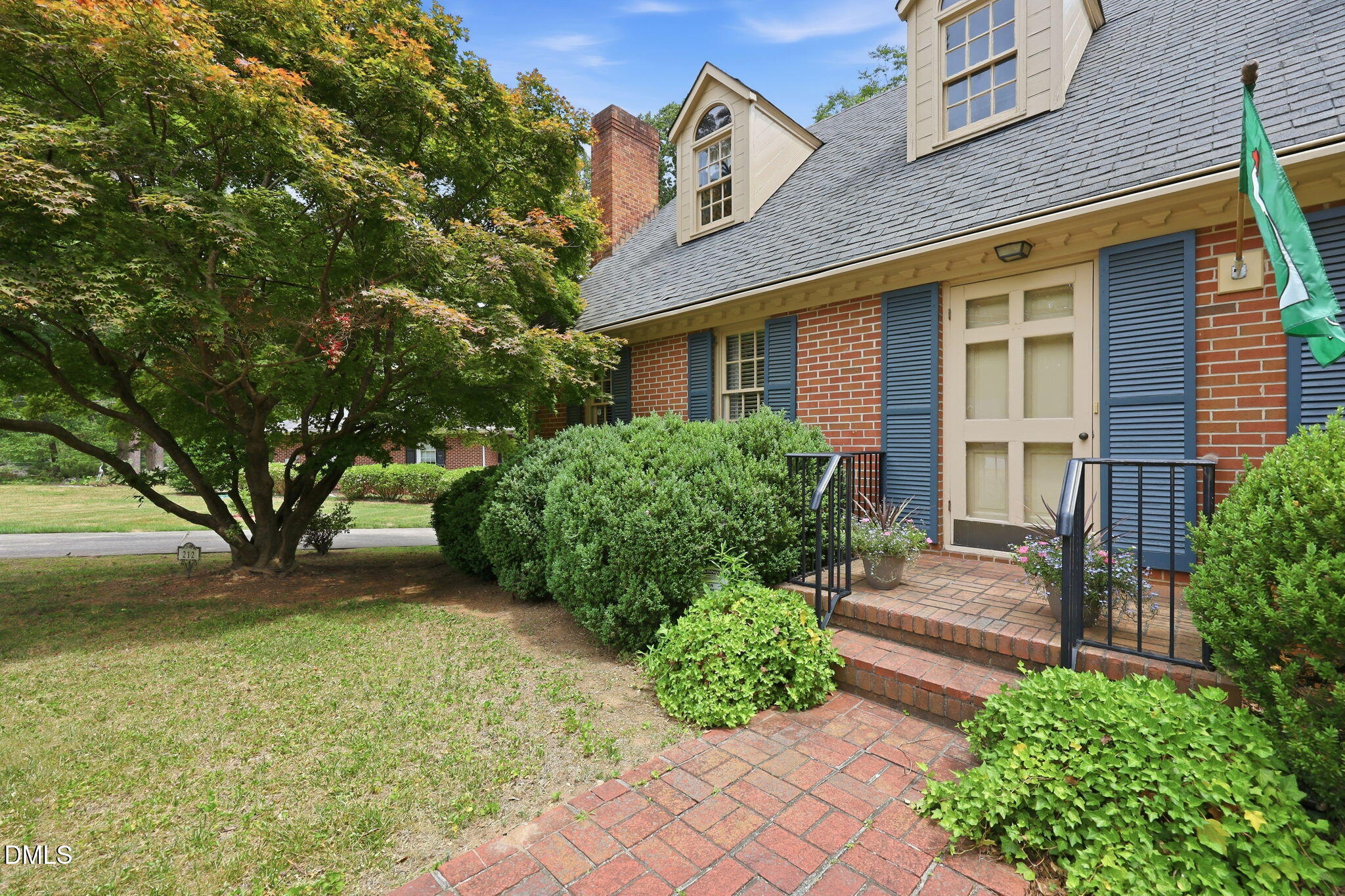 212 Hillcrest Drive — photo