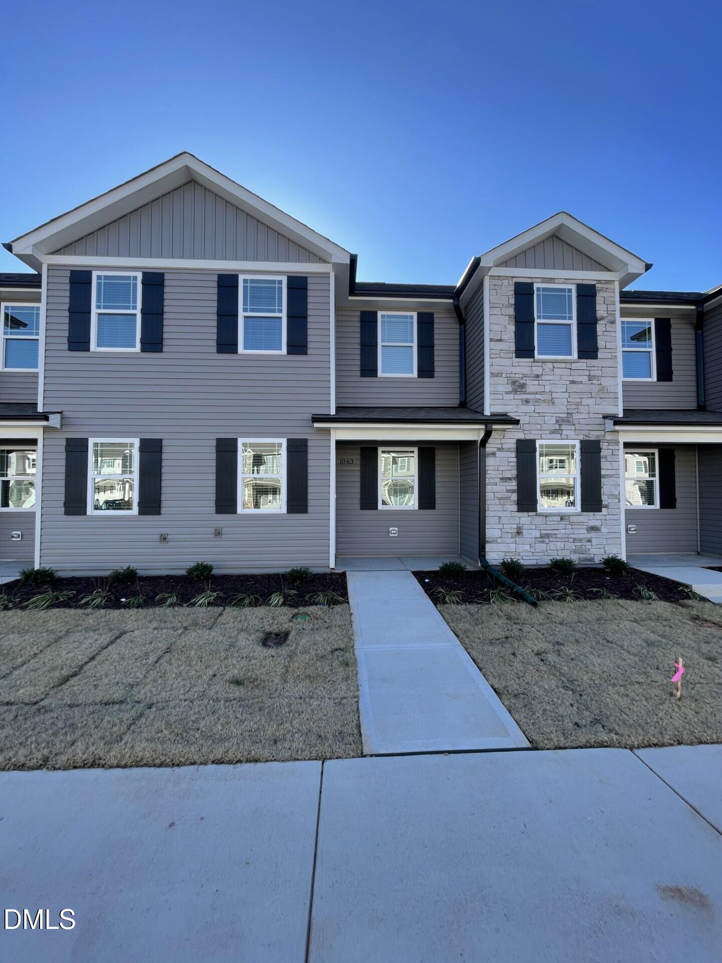 1043 Peony Lane — photo