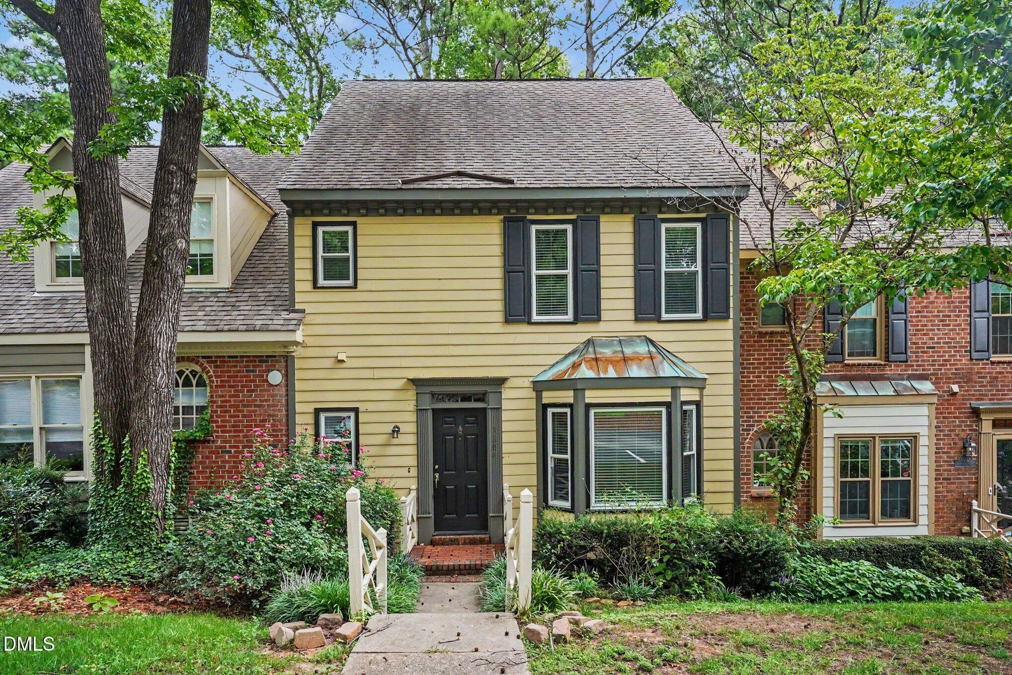 1304 Hampshire Court — photo