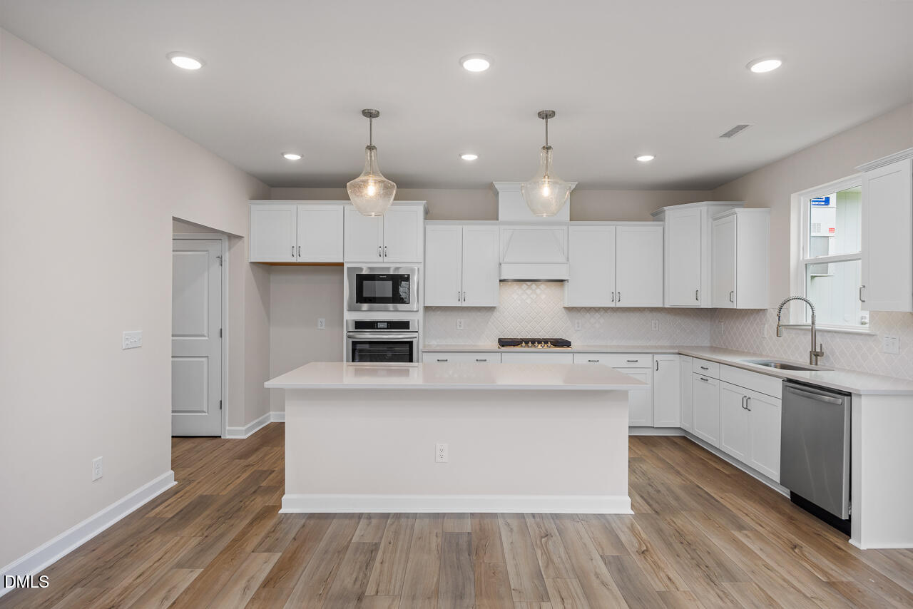 559 Whinfield Place — photo