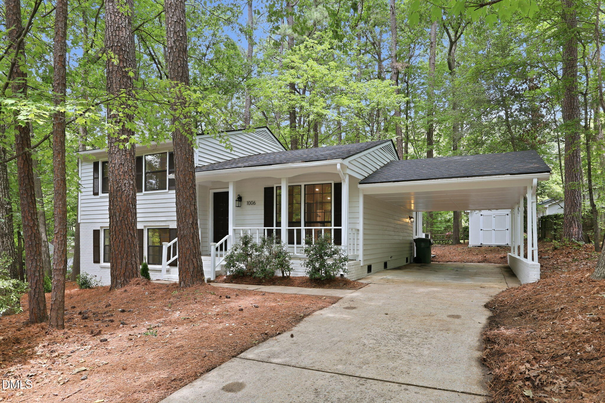 1006 Suterland Road — photo