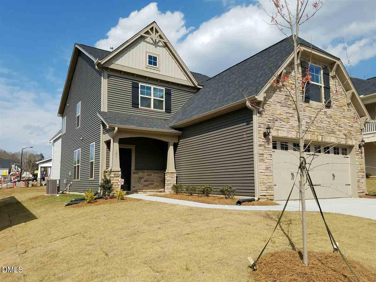 207 Maple Walk Street — photo