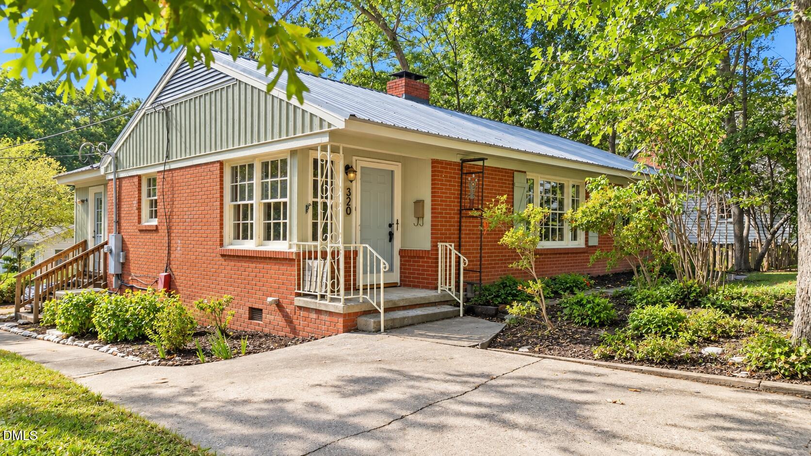 320 S Ennis Street — photo