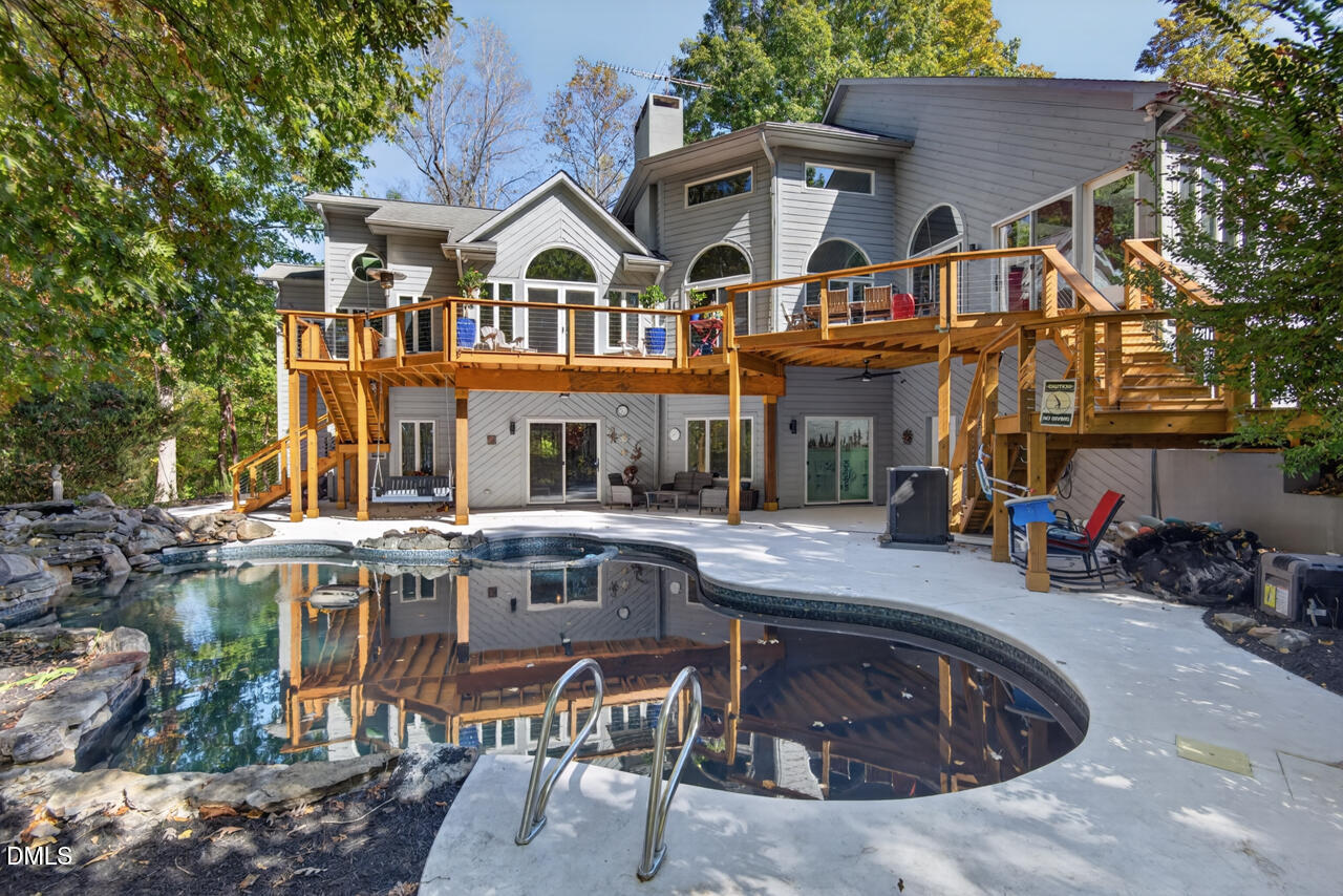 1070 Foxcliff Drive — photo