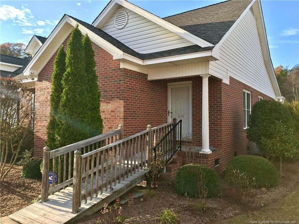 614 W Amberdale Circle W — photo