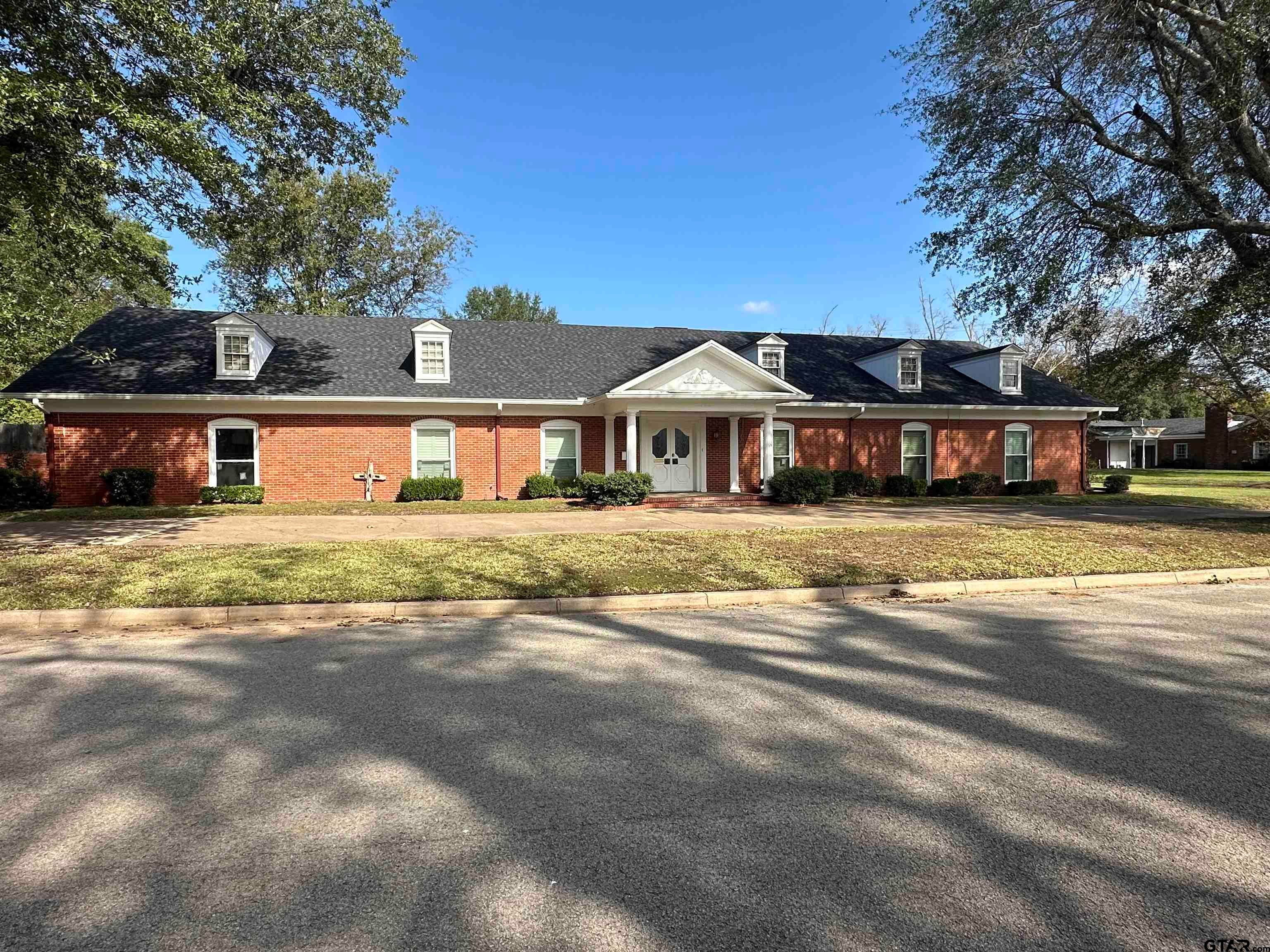 1212 Hillcrest — photo