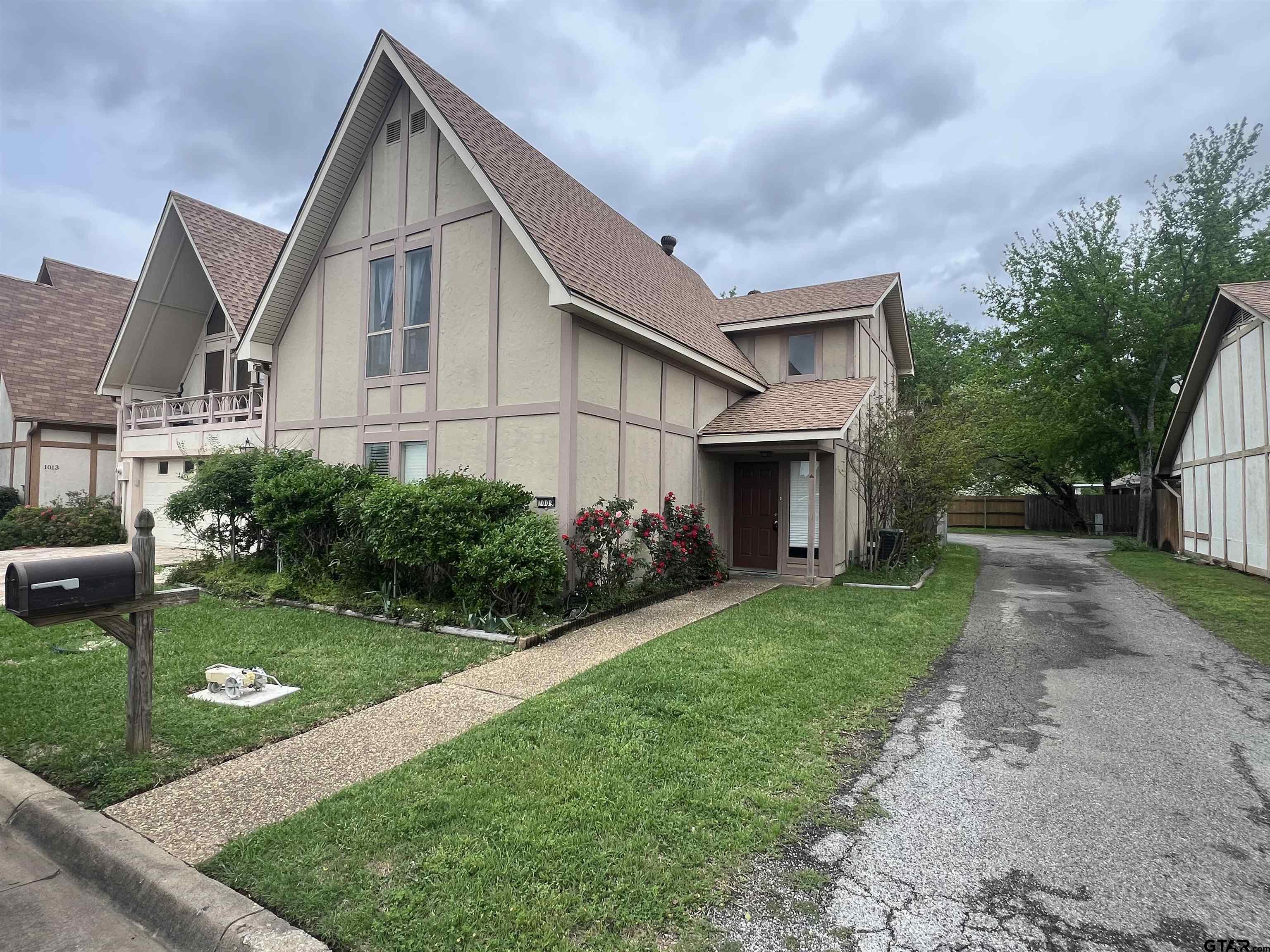 1009 Towne Lake Dr. — photo