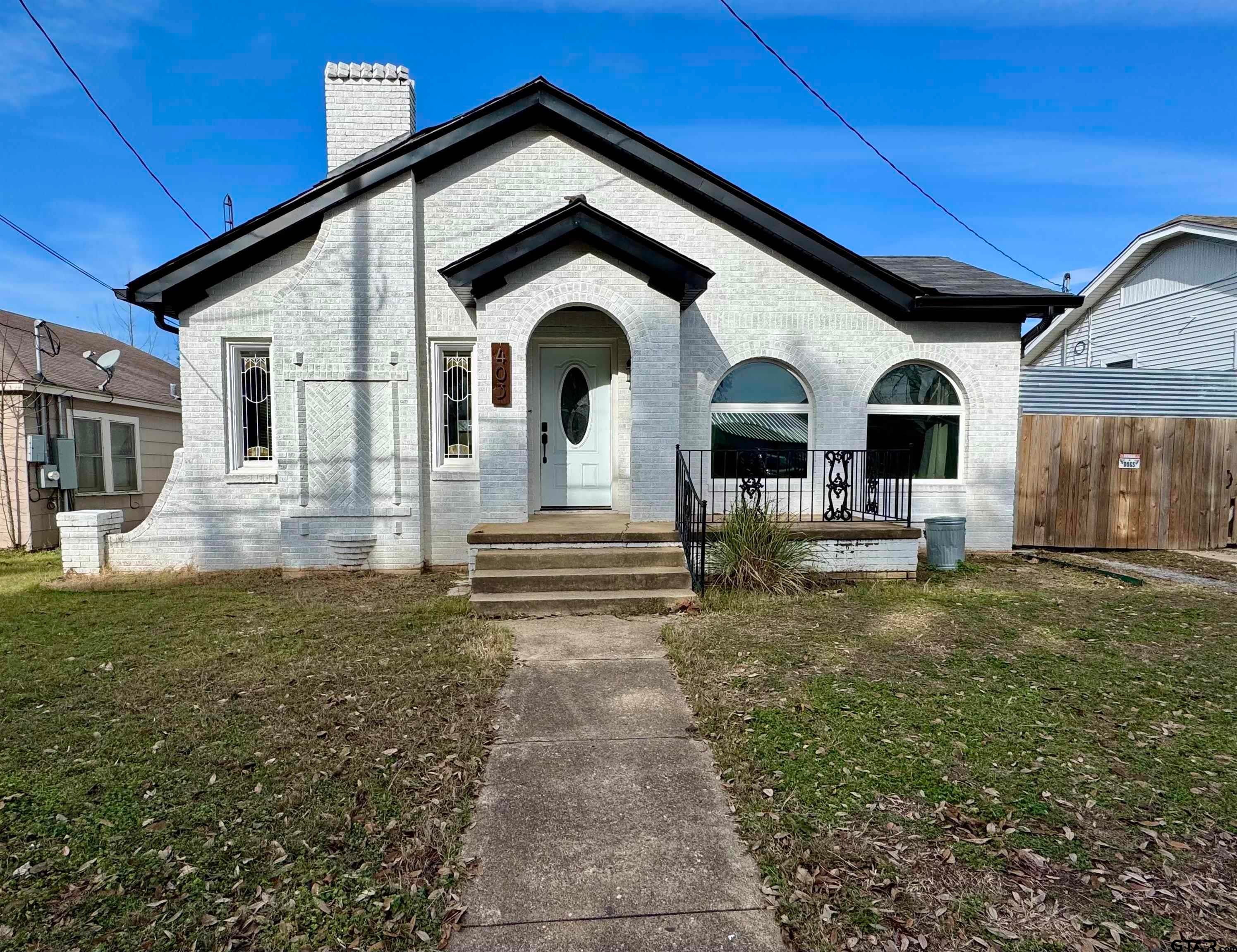 403 E Henderson St — photo