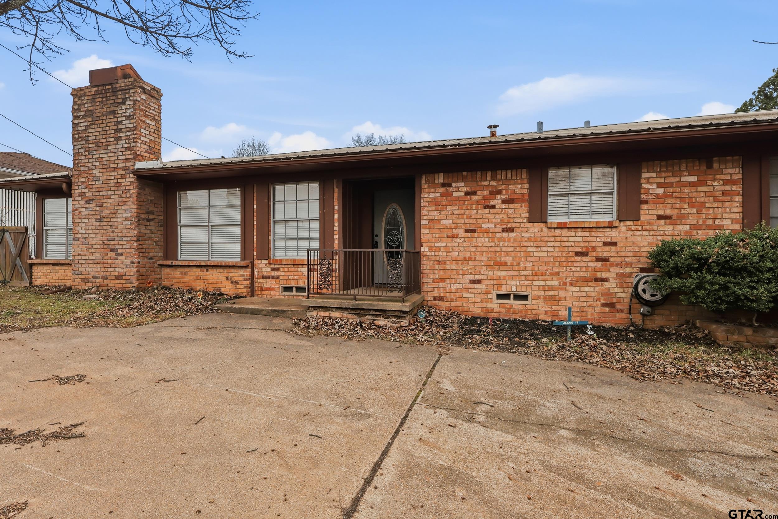 128 Laura Dr. — photo