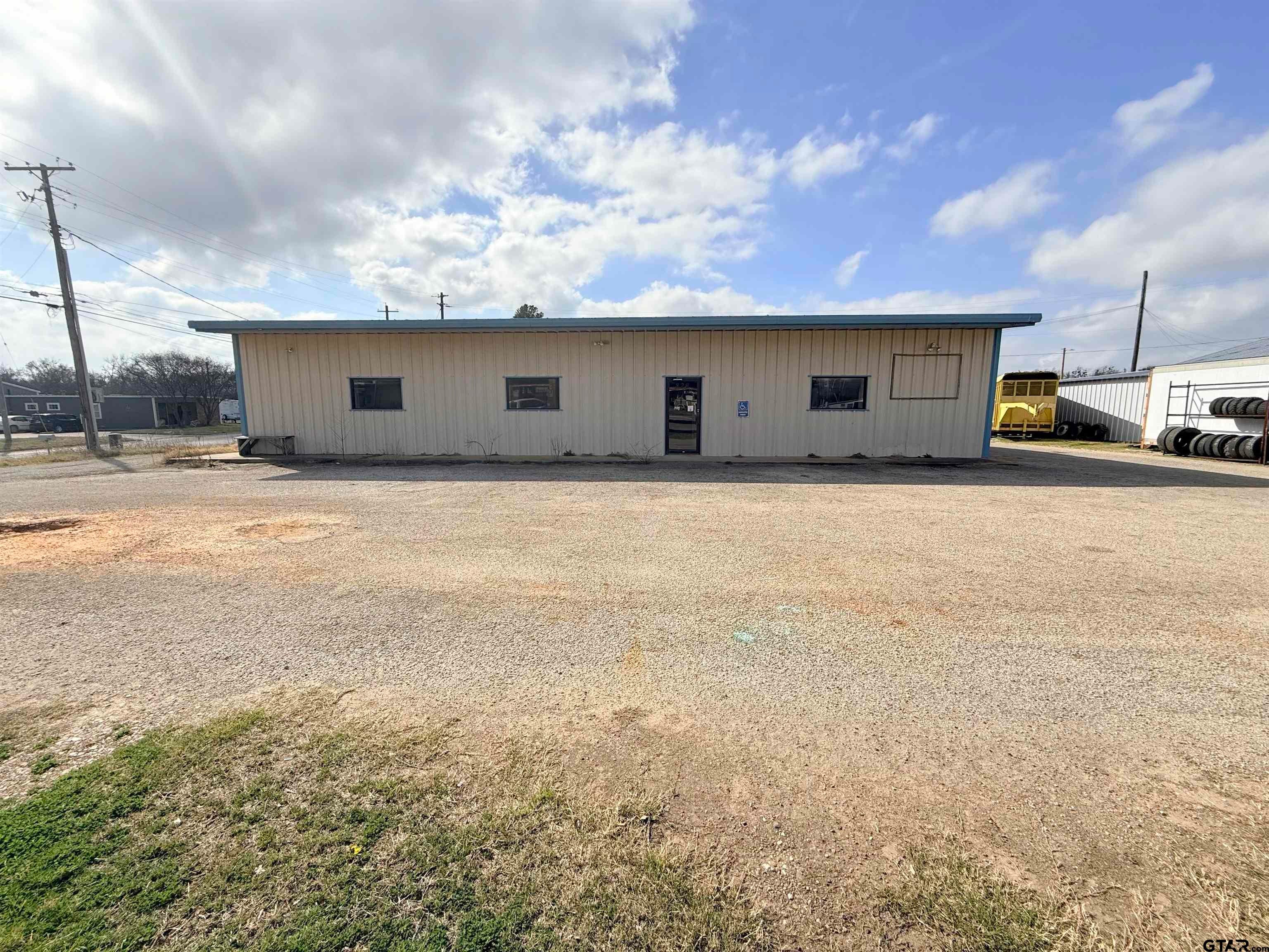 328 E Coke Rd — photo