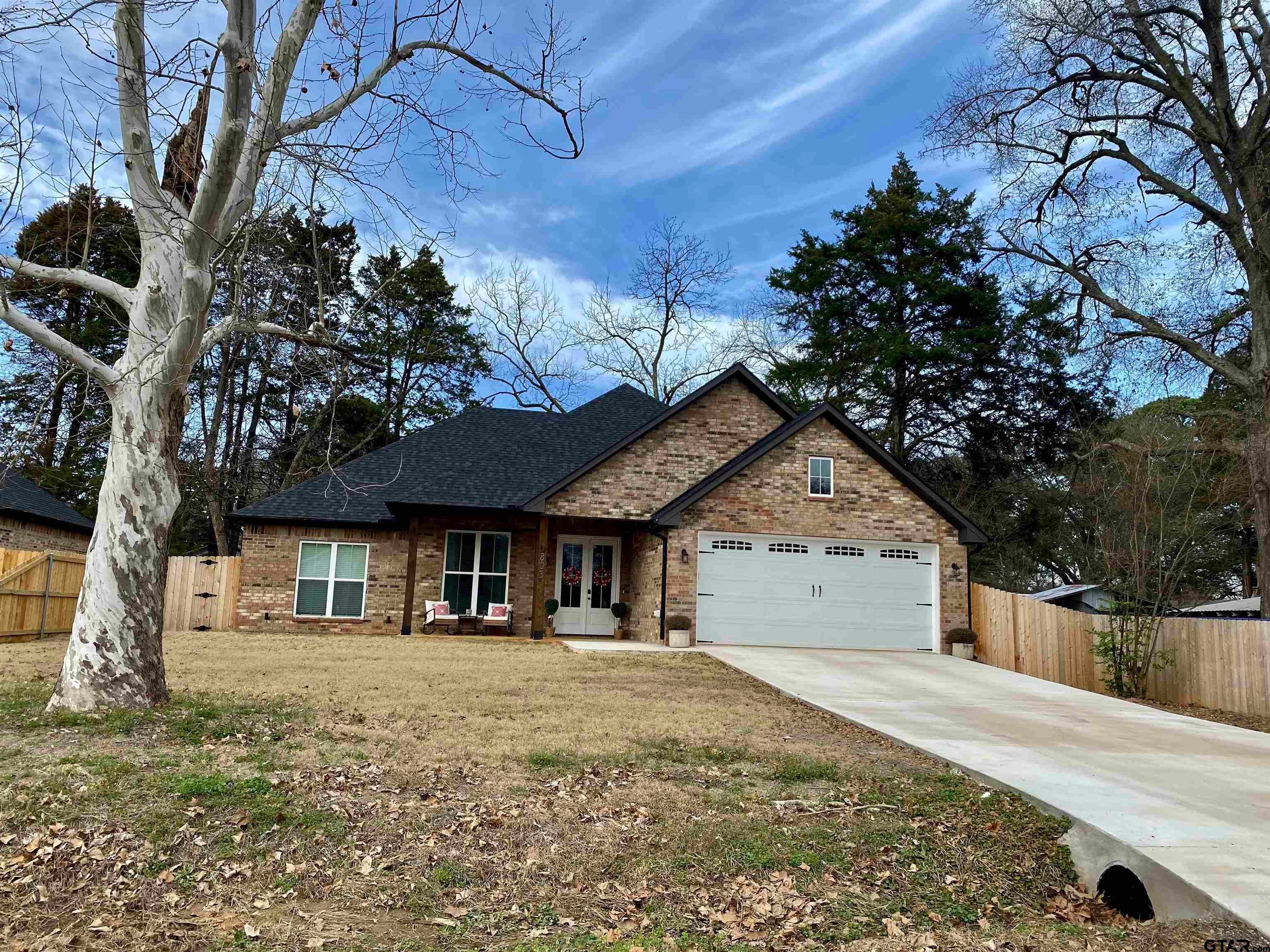 702 Davis Ave — photo