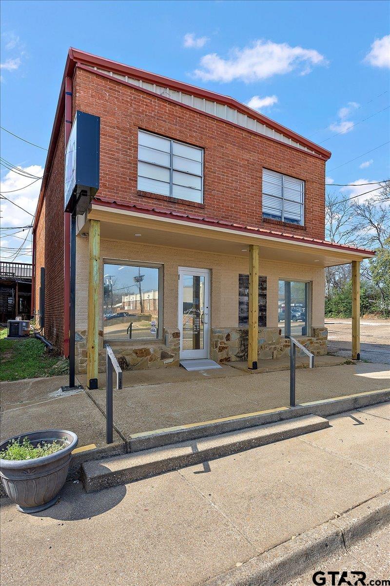 135 N Henderson — photo