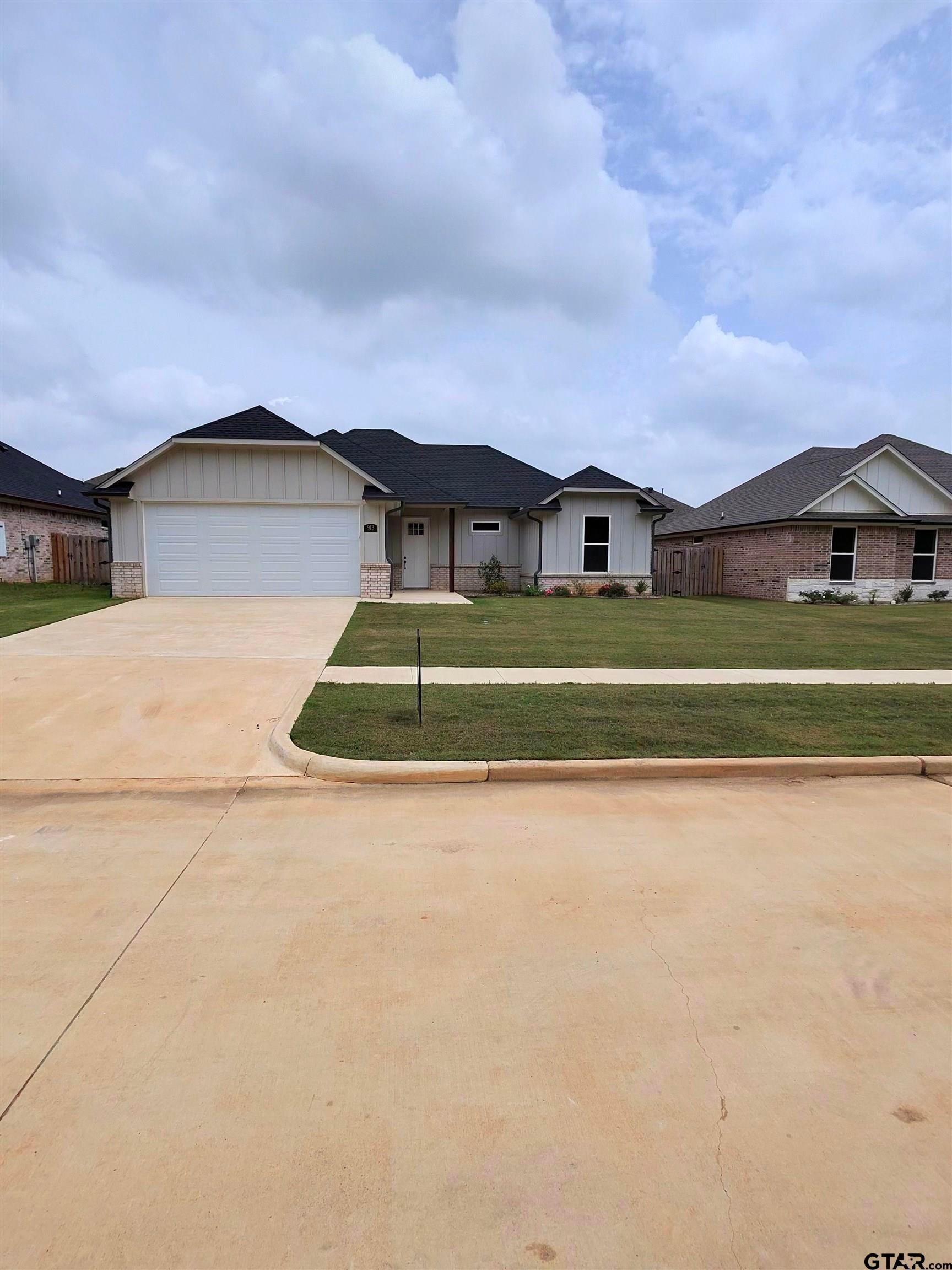 913 Alex Dr — photo