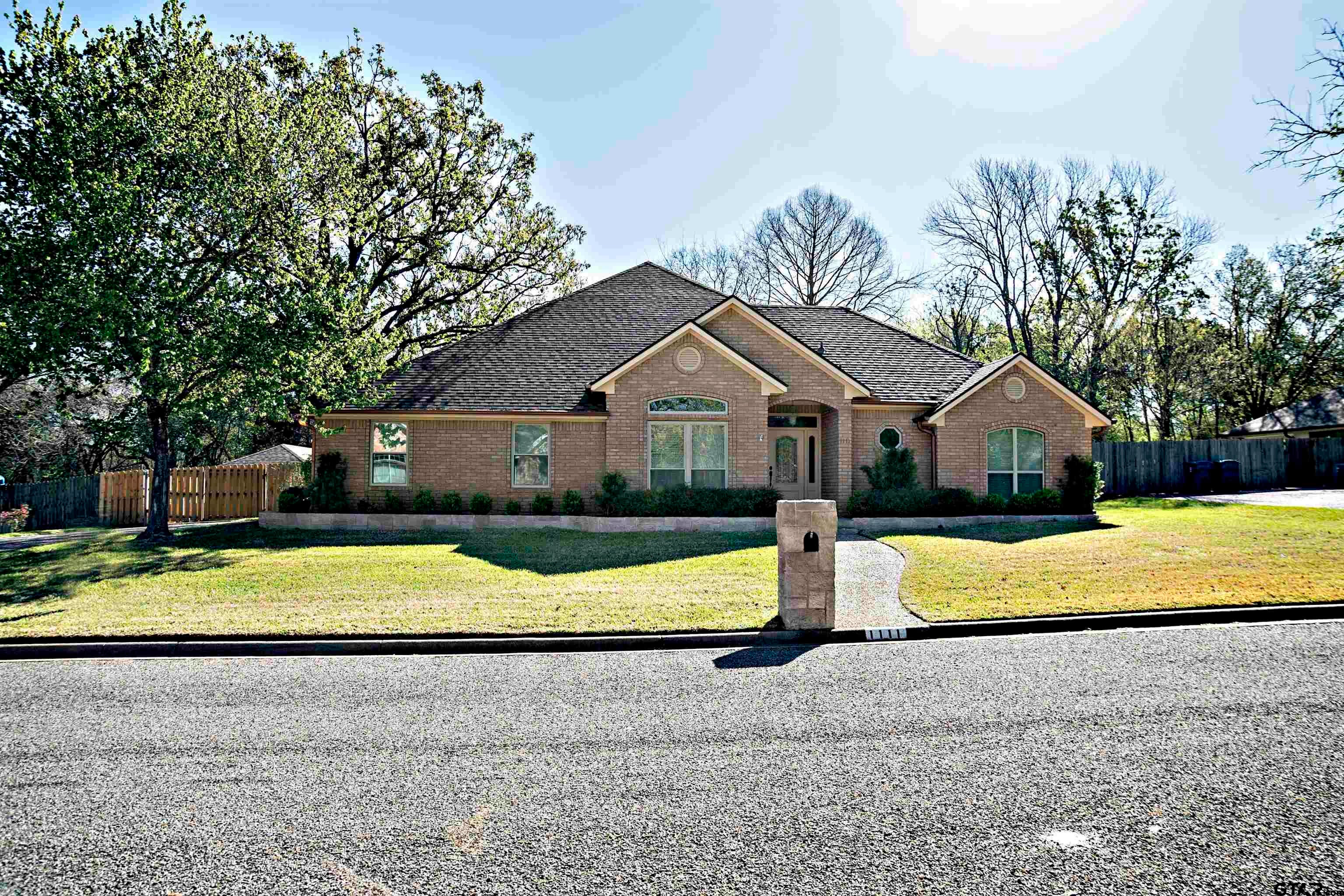 1111 Lonnie Dr. — photo