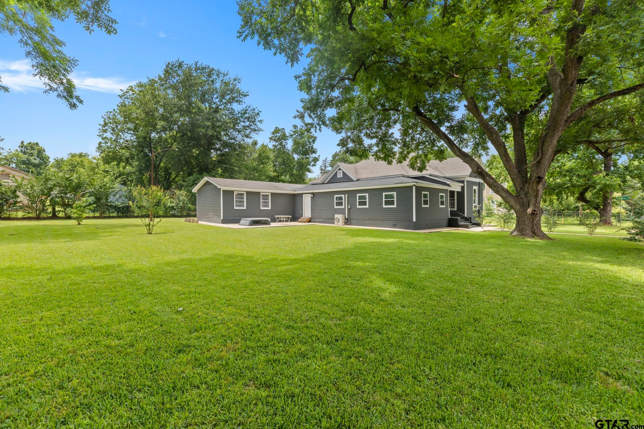1419 N Sycamore St — photo