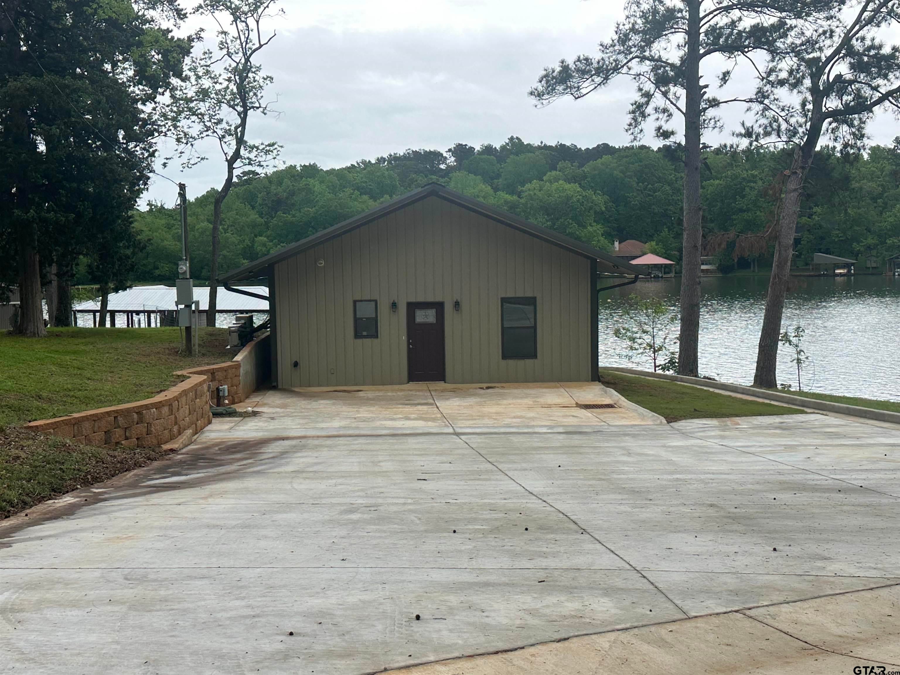 2424 Lake Park Lane — photo