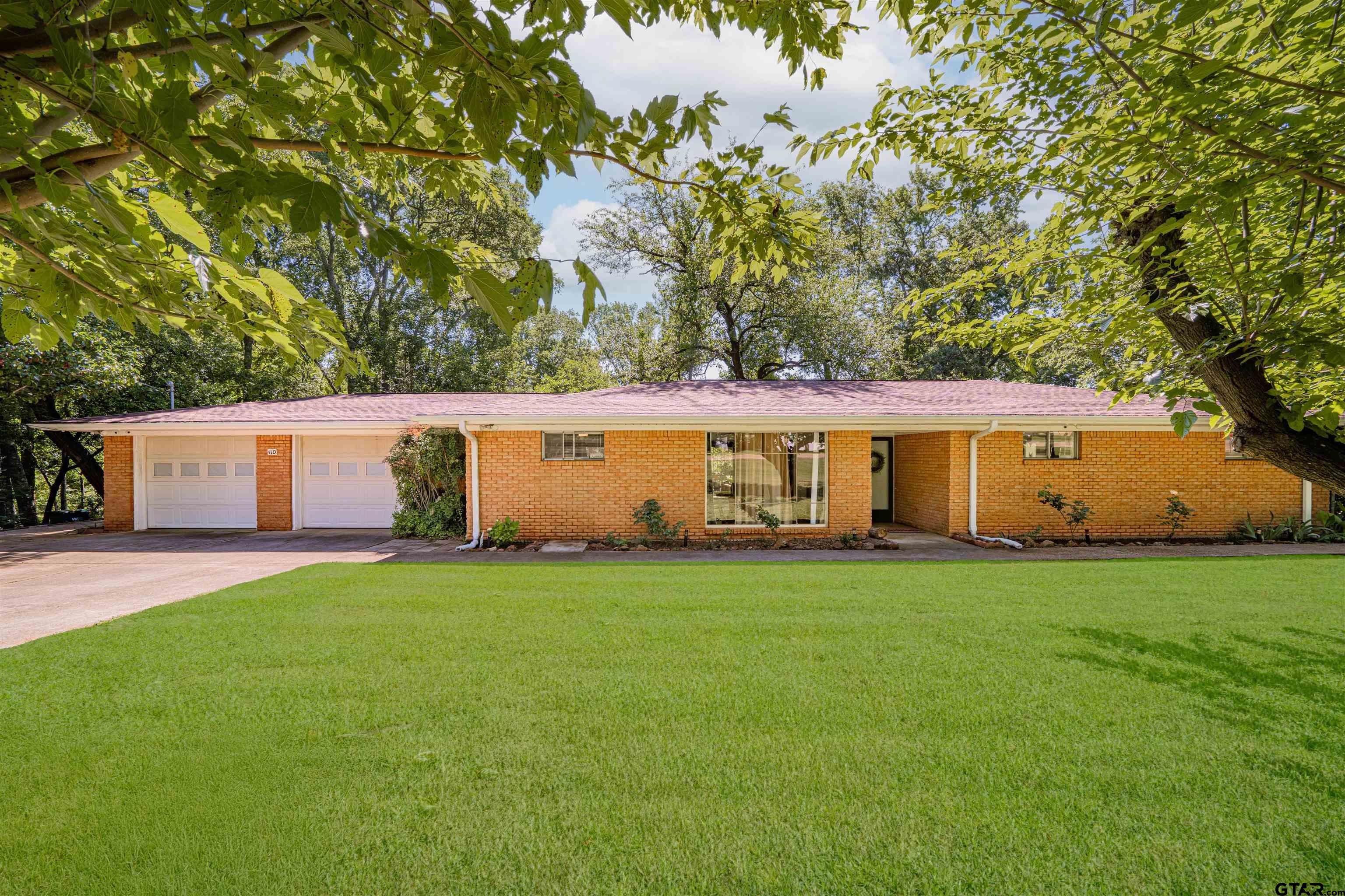 410 Hanes Blvd. — photo