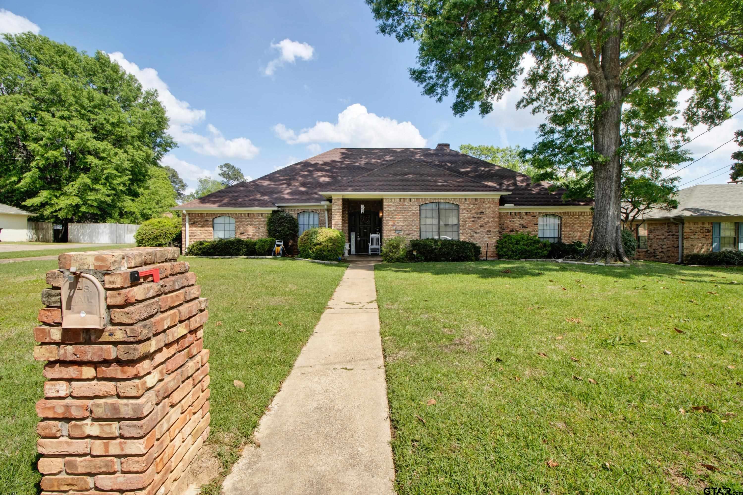 902 Kingsbury Court — photo