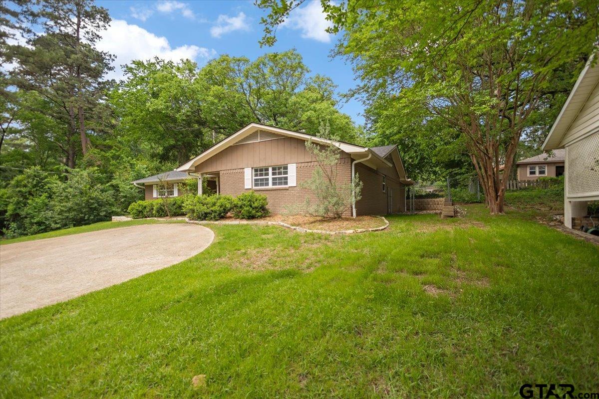 1327 Bridle Path — photo