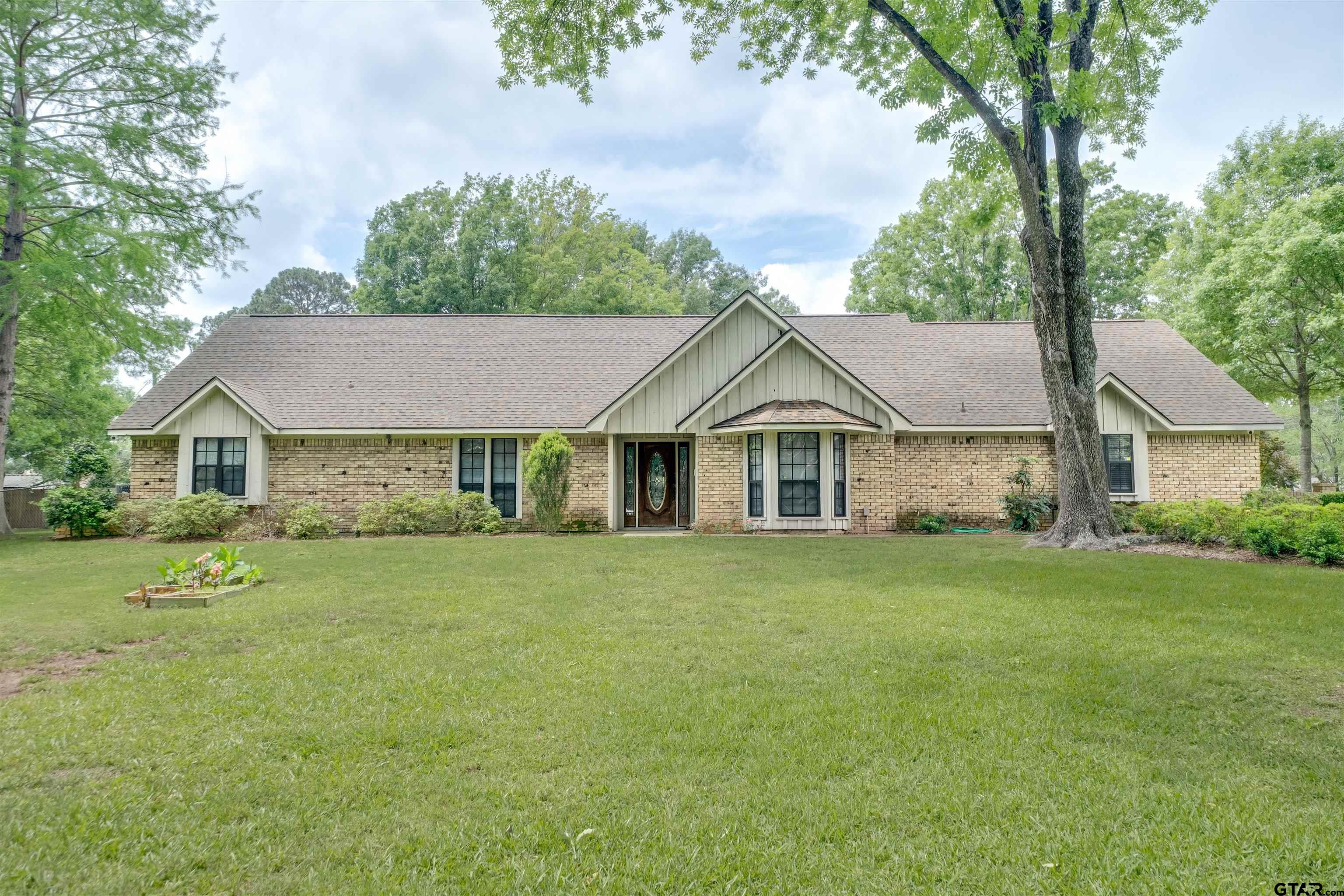 2405 Bentwood Dr — photo