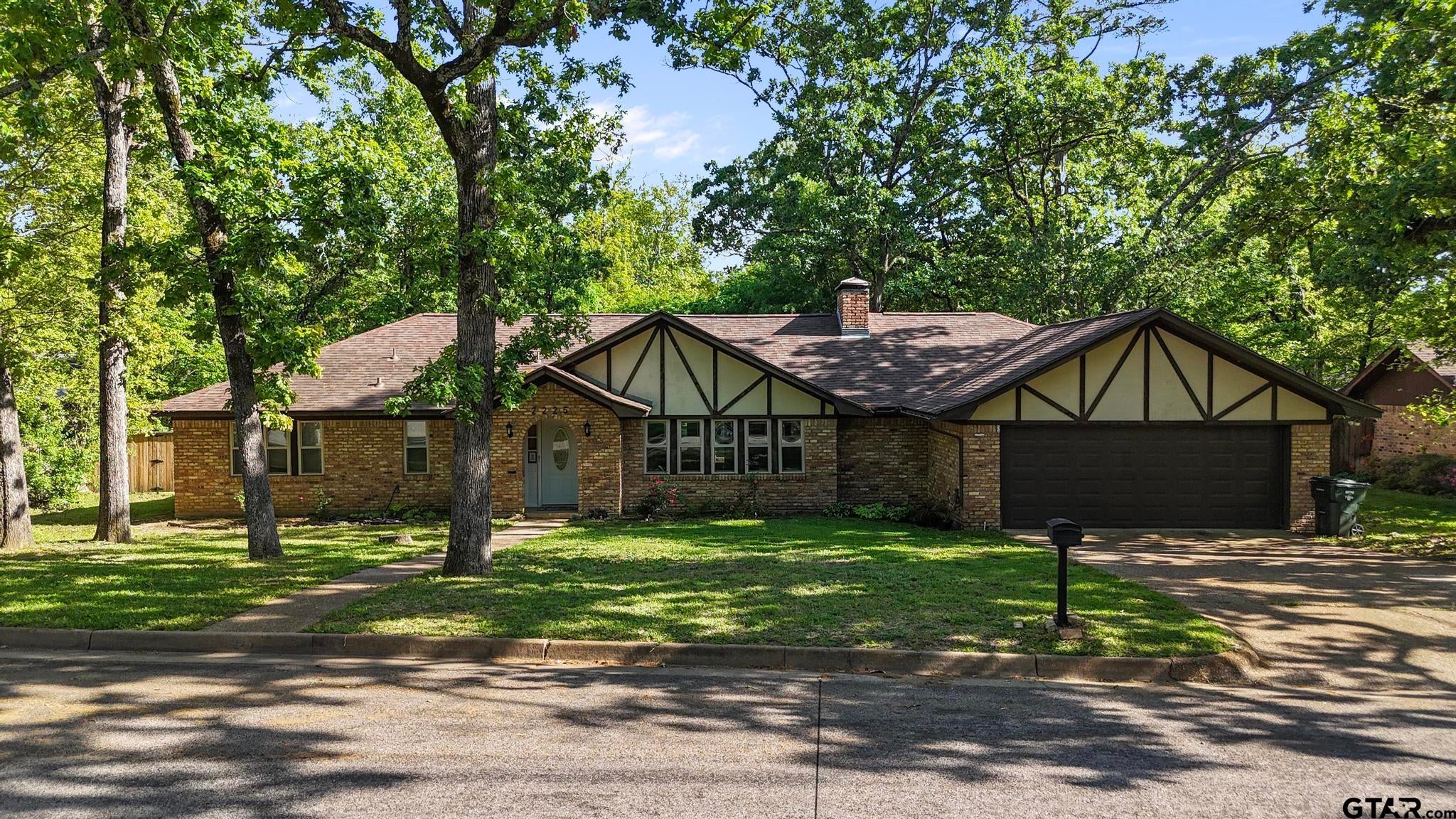 2225 Heather Ln. — photo