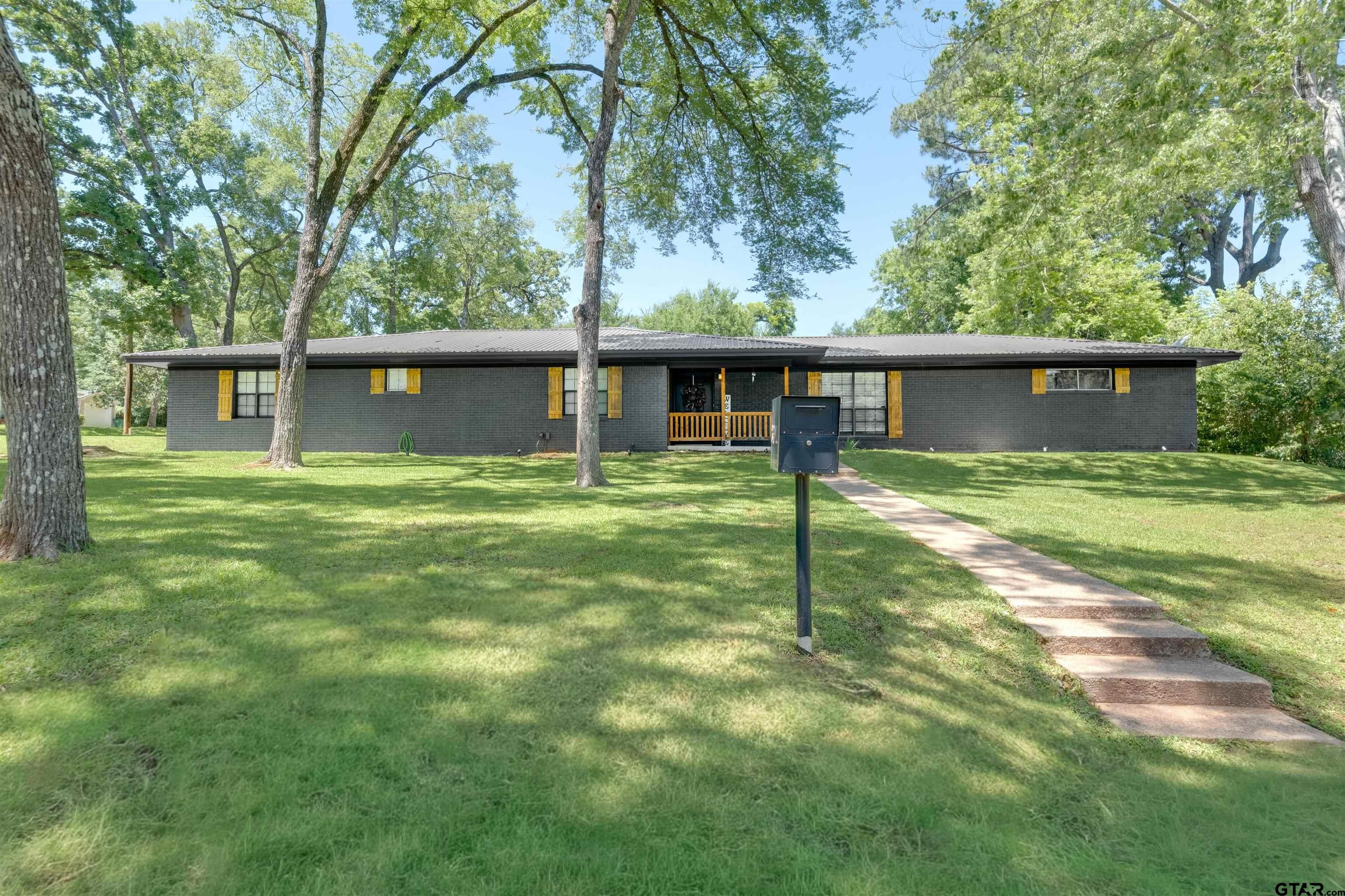 207 Lakeshore Dr. — photo